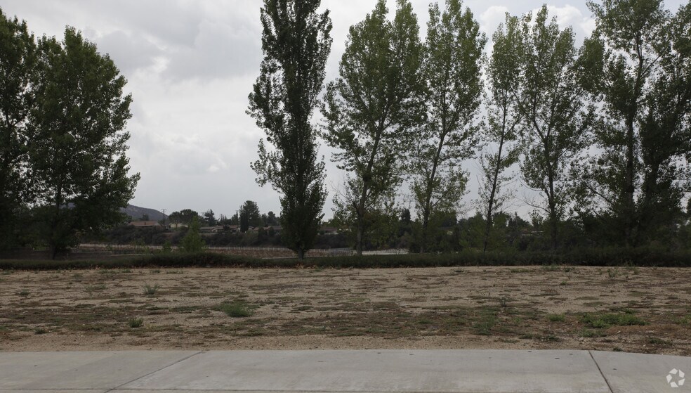 Bryant St, Yucaipa, CA à vendre - Photo principale - Image 2 de 3