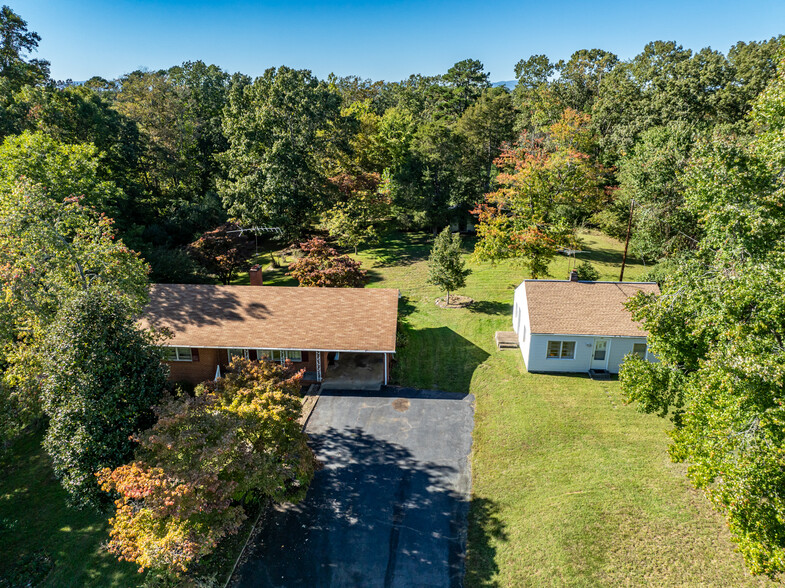 1704 Old Brook Rd, Charlottesville, VA à vendre - Photo principale - Image 1 de 54