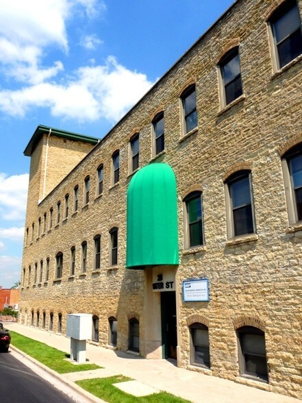 28 S Water St, Batavia, IL à louer - Photo du bâtiment - Image 3 de 15