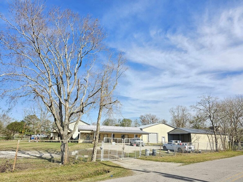 3535 Statesman Dr, Alvin, TX à louer - Photo du bâtiment - Image 2 de 9