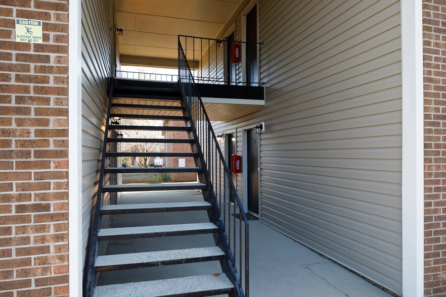 5870 Century Oaks Dr, Fayetteville, NC for sale - Building Photo - Image 3 of 17