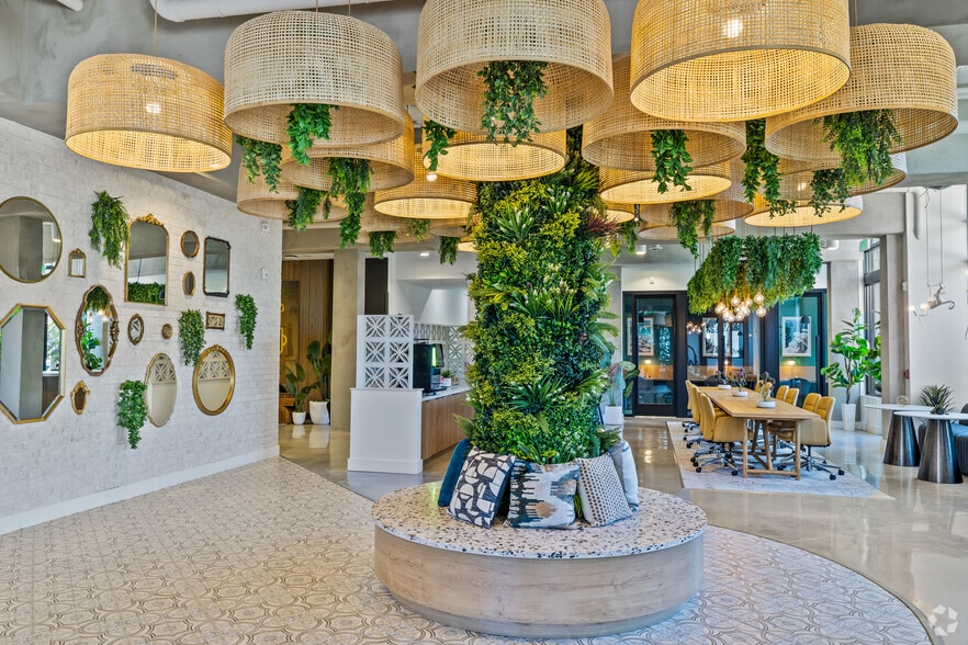2585 Spruce Ave, West Palm Beach, FL for lease - Interior Photo - Image 2 of 36