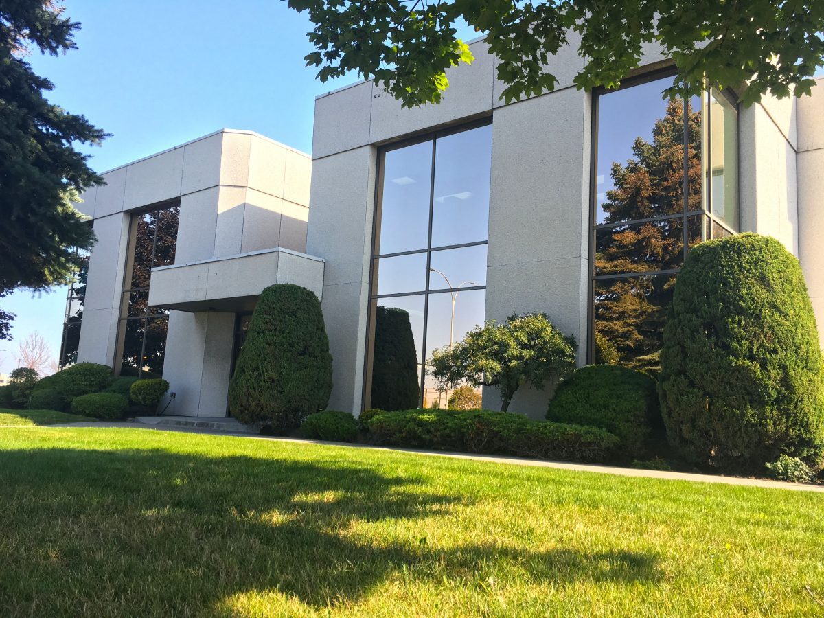 255 Boul Roland-Therrien, Longueuil, QC for sale Primary Photo- Image 1 of 1