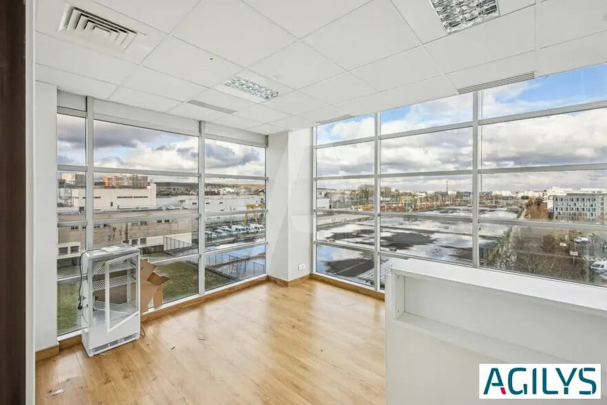 Office in Massy for lease - Building Photo - Image 3 of 15