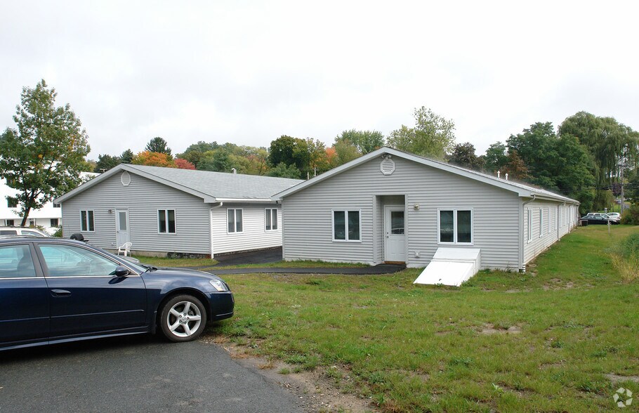 75 Troy Rd, East Greenbush, NY à vendre - Photo du bâtiment - Image 2 de 8