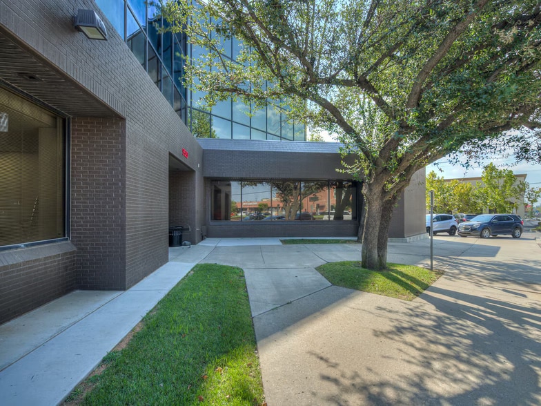 9520 N May Ave, Oklahoma City, OK for lease - Building Photo - Image 2 of 3