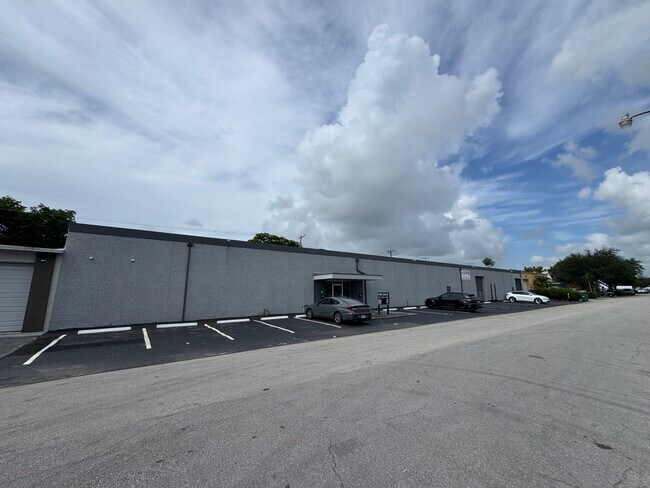 Plus de détails pour 52 SW 5th Ct, Pompano Beach, FL - Industriel à louer