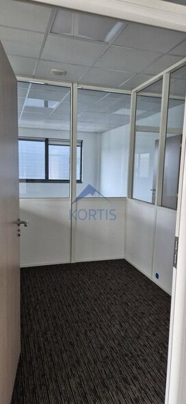 355 Avenue Henri Schneider, Meyzieu for lease - Interior Photo - Image 2 of 4