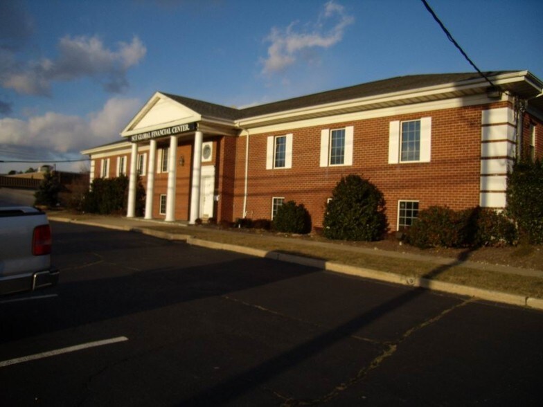 515 Johnson Ave, Bohemia, NY for lease - Building Photo - Image 1 of 8