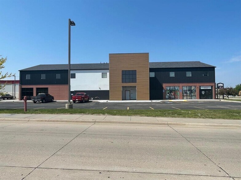 221 W 44th St, Kearney, NE à louer - Photo du bâtiment - Image 2 de 8