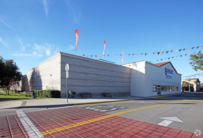 1261 N Azusa Ave, Covina, CA à louer - Photo principale - Image 1 de 6