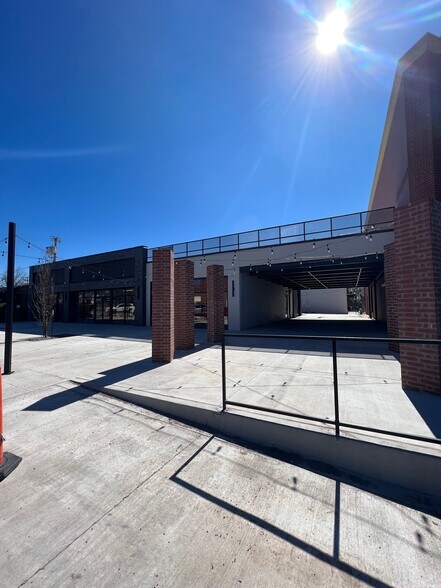 140 E 5th St, Edmond, OK à louer - Photo du bâtiment - Image 3 de 15