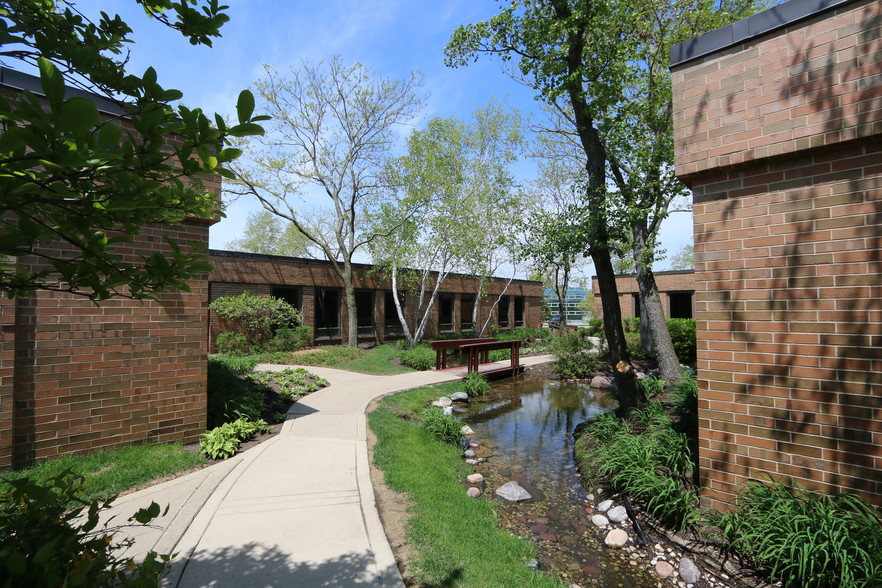 2201-2231 Lakeside Dr, Bannockburn, IL for lease - Building Photo - Image 1 of 7