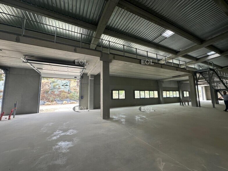 Flex in La Ciotat for lease - Interior Photo - Image 2 of 9