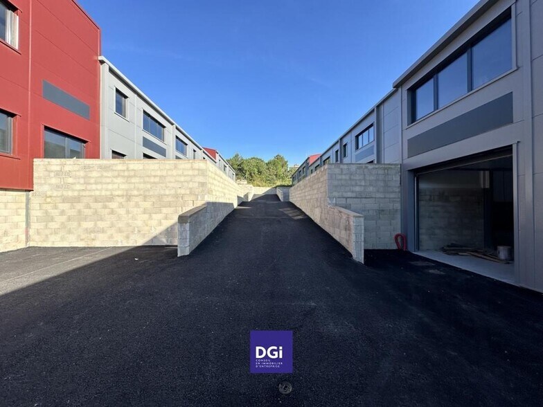 Flex in Nimes for lease - Building Photo - Image 3 of 15