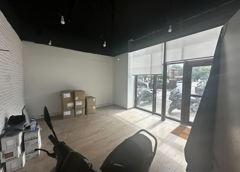 2 Place Armand Carrel, Paris for lease - Interior Photo - Image 2 of 4