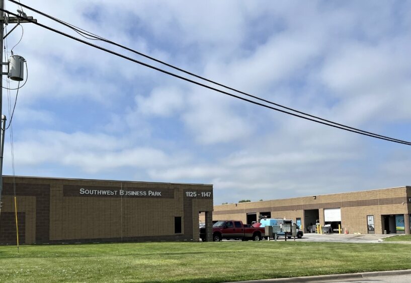 1125-1147 W Dennis Ave, Olathe, KS à louer - Photo du bâtiment - Image 2 de 5