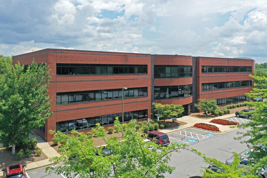 717 Green Valley Rd, Greensboro, NC à louer - Photo principale - Image 1 de 8