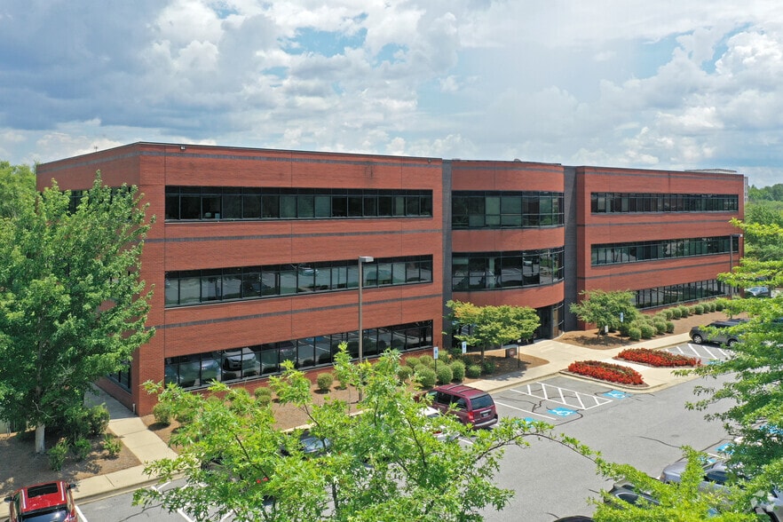 717 Green Valley Rd, Greensboro, NC for lease - Primary Photo - Image 1 of 8