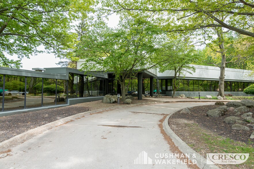 28800 Clemens Rd, Cleveland, OH à louer - Photo du bâtiment - Image 3 de 7