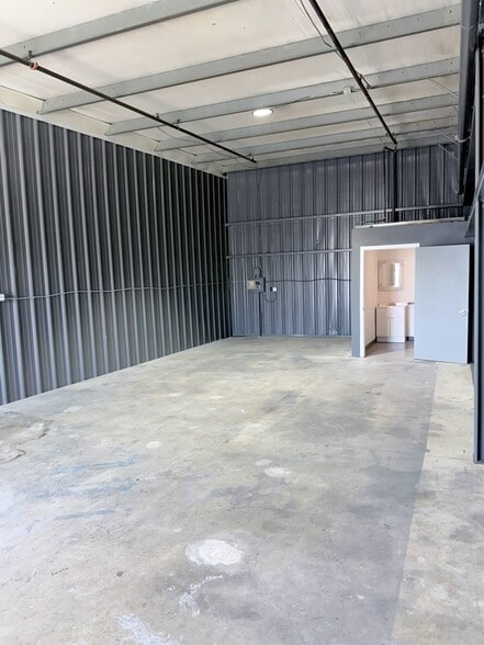 10027 Harmon Rd, Fort Worth, TX for lease - Interior Photo - Image 3 of 31