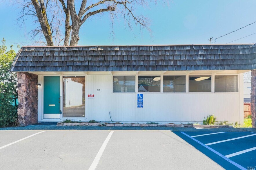 715-721 S Dora St, Ukiah, CA 95482 portefeuille de 2 propriétés à vendre sur LoopNet.ca - Photo du bâtiment - Image 2 de 27