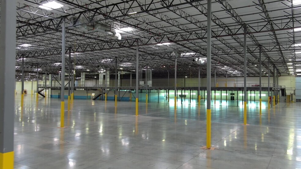 5835 E Ann Rd, Las Vegas, NV à louer - Photo du bâtiment - Image 3 de 17