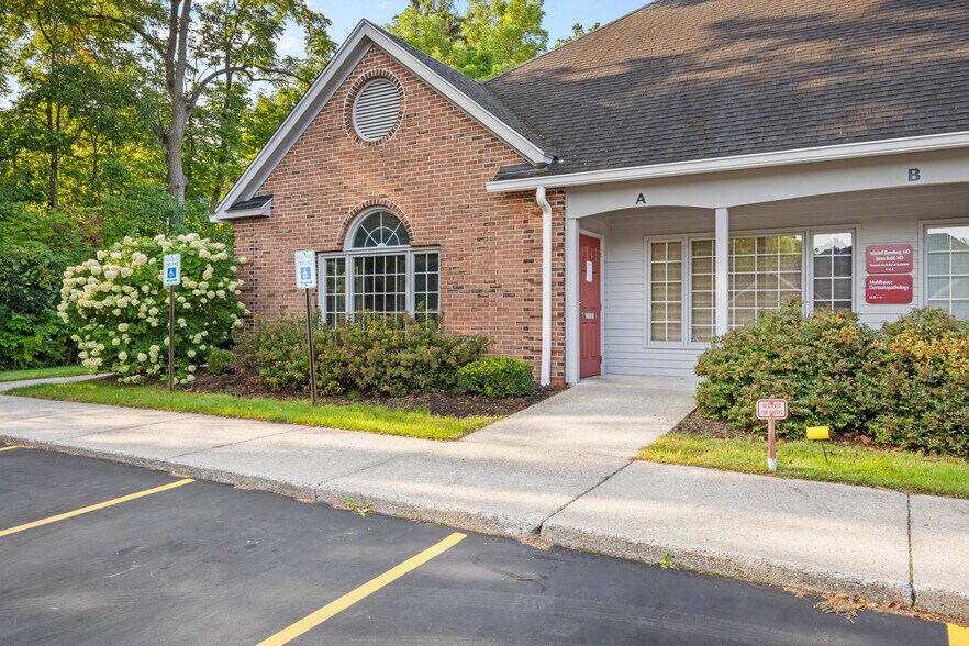 61A Monroe Ave, Pittsford, NY à vendre - Photo du bâtiment - Image 3 de 4