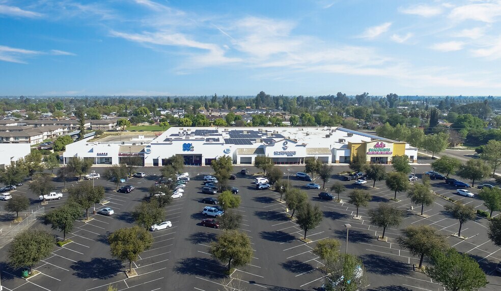 4975 E Kings Canyon Rd, Fresno, CA à louer - Photo du bâtiment - Image 1 de 1
