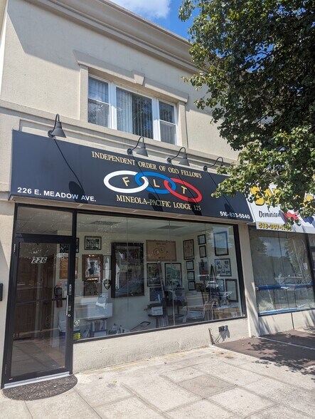 220-226 E Meadow Ave, East Meadow, NY à vendre - Photo du bâtiment - Image 2 de 2