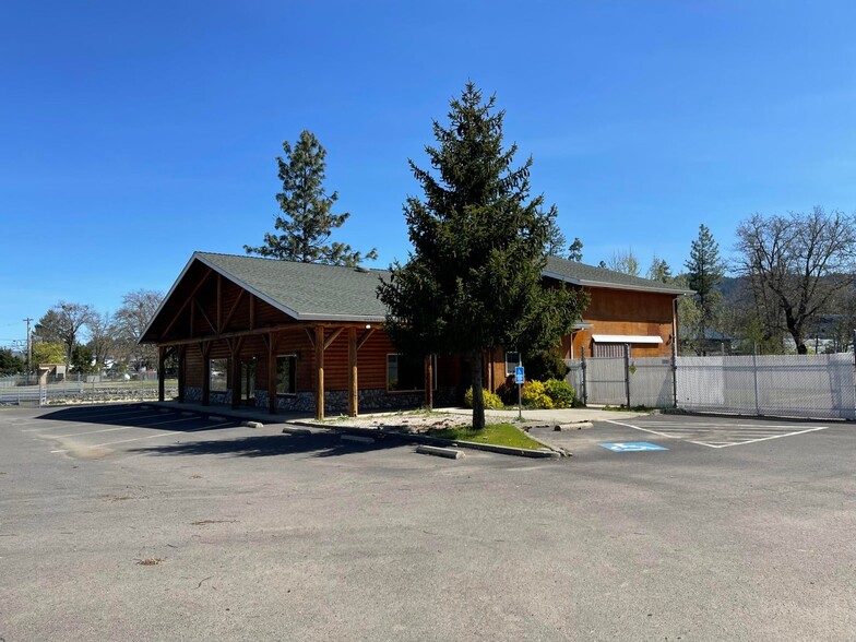 287-289 Hamilton Ave, Cave Junction, OR à vendre - Photo du bâtiment - Image 2 de 31