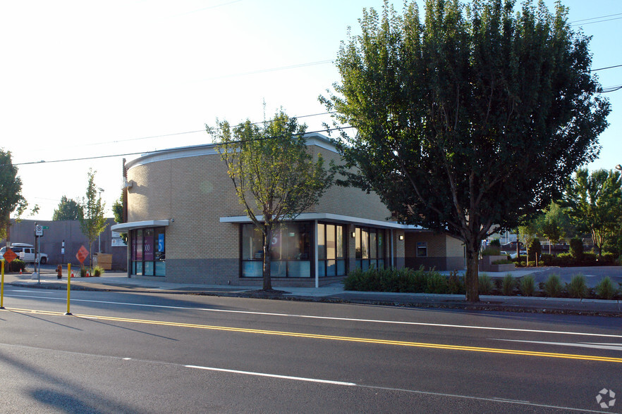 3636 NE Broadway St, Portland, OR for lease - Building Photo - Image 2 of 2