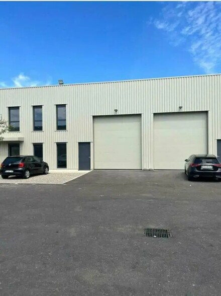 Flex dans Décines-Charpieu à louer - Photo du bâtiment - Image 2 de 9