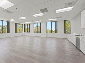 200 Commerce Dr, Irvine, CA à louer Photo intérieure- Image 1 de 13