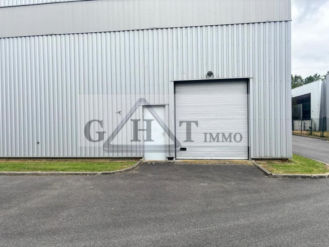 Industrial in Créteil for sale Building Photo- Image 1 of 9