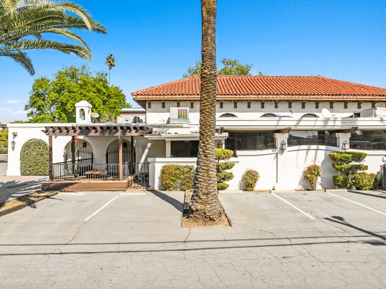 207 E Oak Ave, Visalia, CA à vendre - Photo du bâtiment - Image 2 de 8