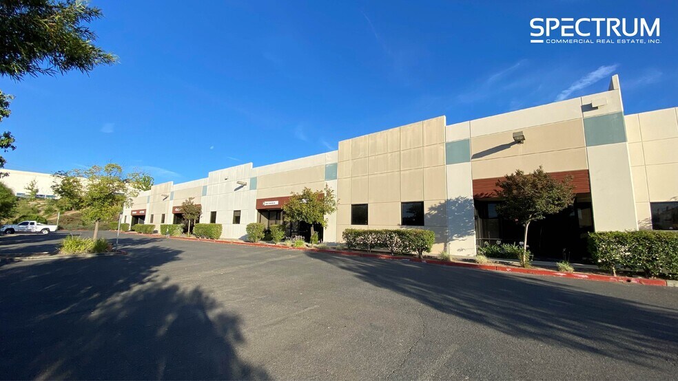 26470 Ruether Ave, Santa Clarita, CA à louer - Photo du bâtiment - Image 2 de 15