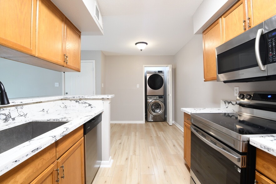 WOODFOREST 3 UNITS 2BR 1BATH EACH portfolio of 3 properties for sale on LoopNet.ca - Building Photo - Image 3 of 40