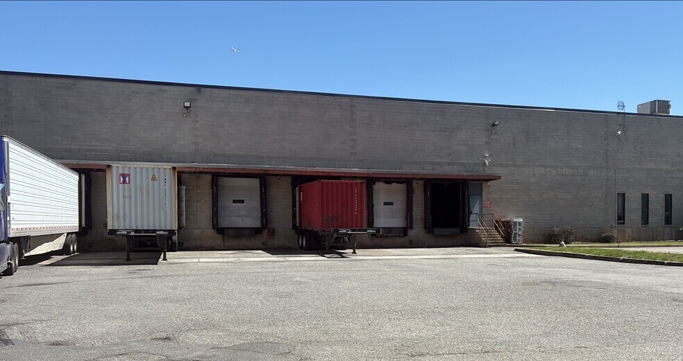 110 Newfield Ave, Edison, NJ à louer - Photo du bâtiment - Image 3 de 7