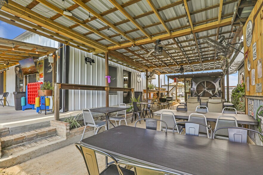 2200 Dr Martin Luther King Jr Dr, Liberty, TX à vendre - Photo du bâtiment - Image 2 de 11