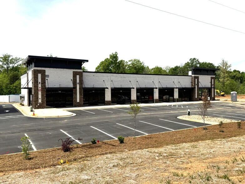 5696 W Gate City Blvd, Greensboro, NC à louer - Photo du bâtiment - Image 2 de 5