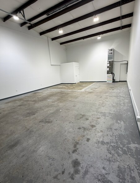 221 Baker Rd, Houston, TX à louer - Photo du bâtiment - Image 2 de 4