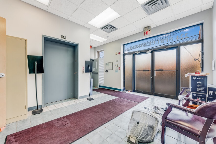 224 Spruce St, Morgantown, WV for sale - Interior Photo - Image 3 of 42