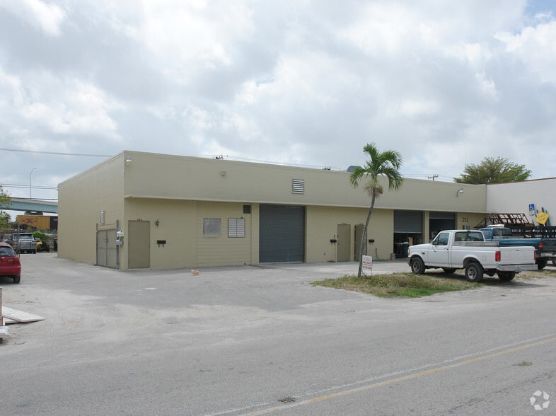 208 SW 21st Ter, Fort Lauderdale, FL for lease - Building Photo - Image 2 of 6