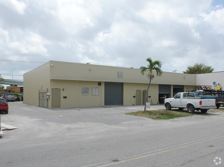 208 SW 21st Ter, Fort Lauderdale, FL à louer - Photo du bâtiment - Image 2 de 6