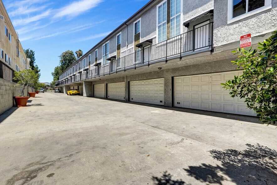 18547 Saticoy St, Reseda, CA à vendre - Photo du bâtiment - Image 3 de 18