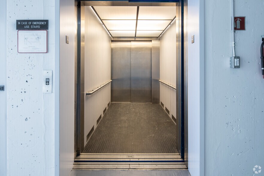 68 E 1st Ave, Vancouver, BC à louer - Hall d’entrée - Image 3 de 7