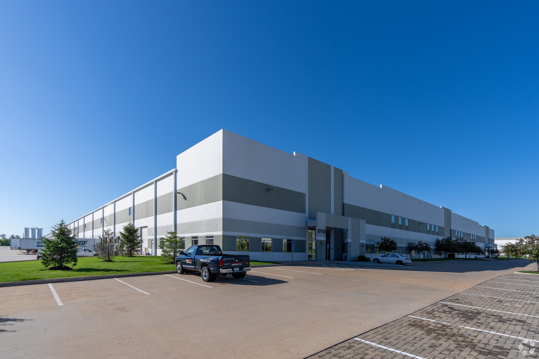 6102-6122 Aviator Dr, Hazelwood, MO for lease Building Photo- Image 1 of 2