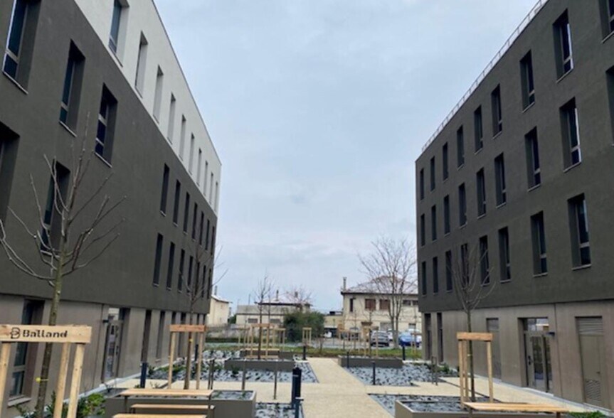 22 Avenue Jean Jaurès, Décines-Charpieu à vendre - Photo du bâtiment - Image 3 de 10