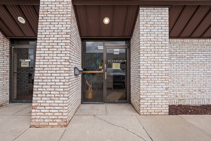 32301 Howard Ave, Madison Heights, MI à louer - Photo du bâtiment - Image 2 de 27